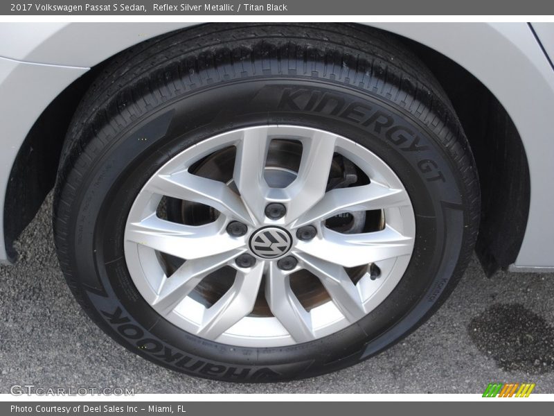 Reflex Silver Metallic / Titan Black 2017 Volkswagen Passat S Sedan