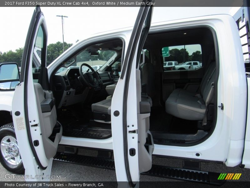 Oxford White / Medium Earth Gray 2017 Ford F350 Super Duty XL Crew Cab 4x4