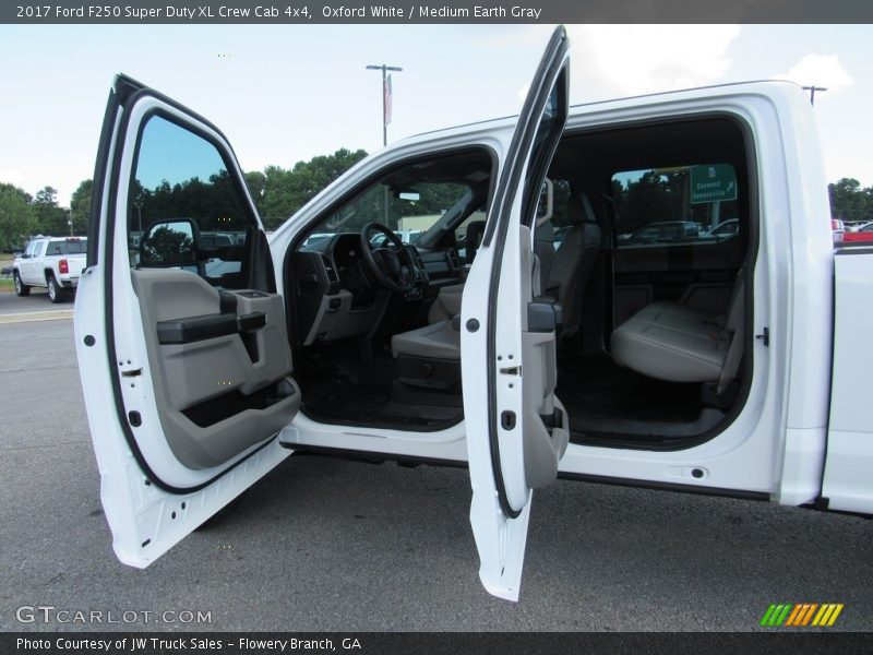 Oxford White / Medium Earth Gray 2017 Ford F250 Super Duty XL Crew Cab 4x4