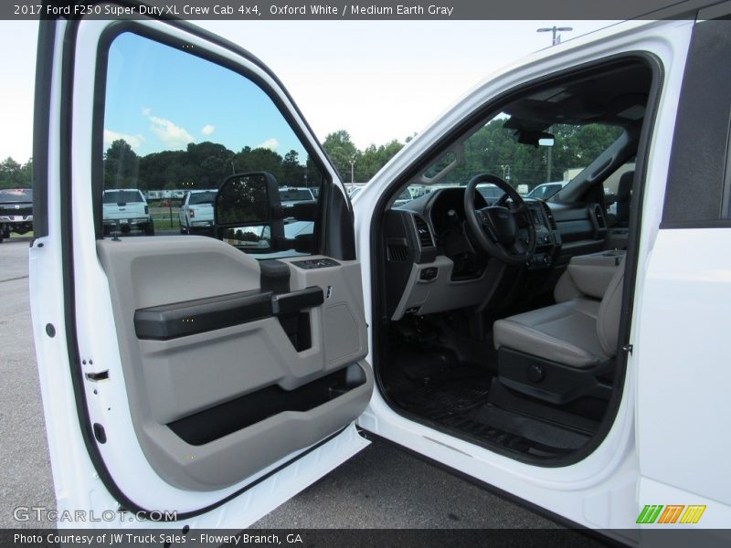 Oxford White / Medium Earth Gray 2017 Ford F250 Super Duty XL Crew Cab 4x4