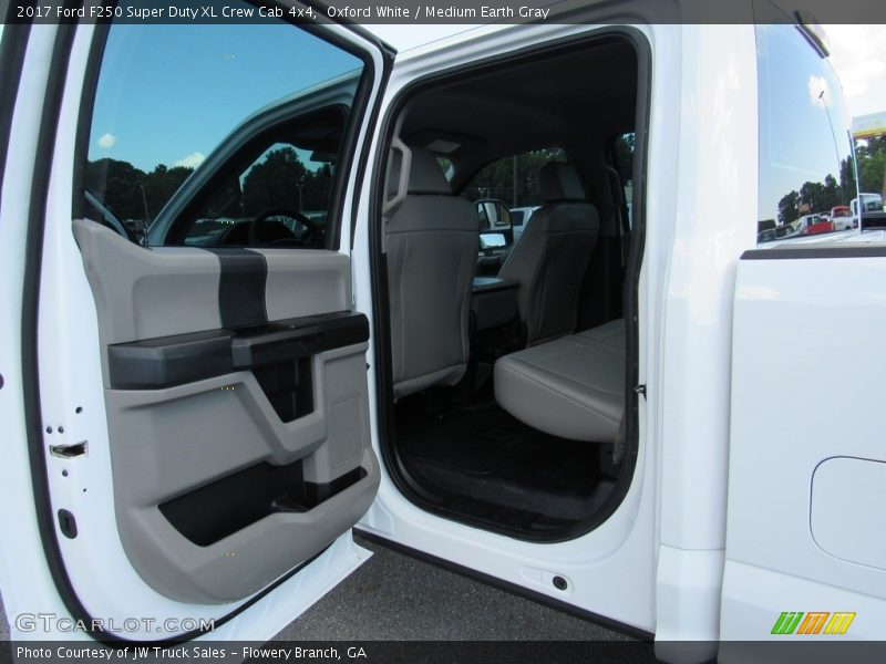 Oxford White / Medium Earth Gray 2017 Ford F250 Super Duty XL Crew Cab 4x4