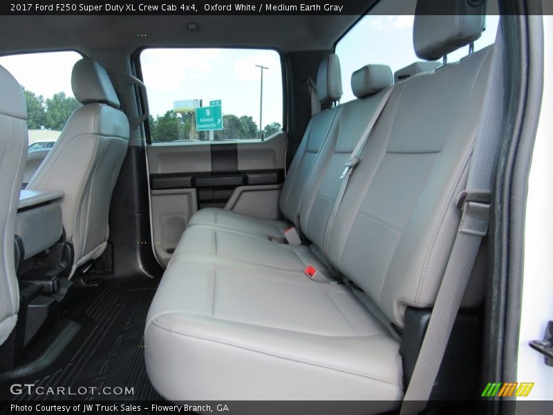 Oxford White / Medium Earth Gray 2017 Ford F250 Super Duty XL Crew Cab 4x4