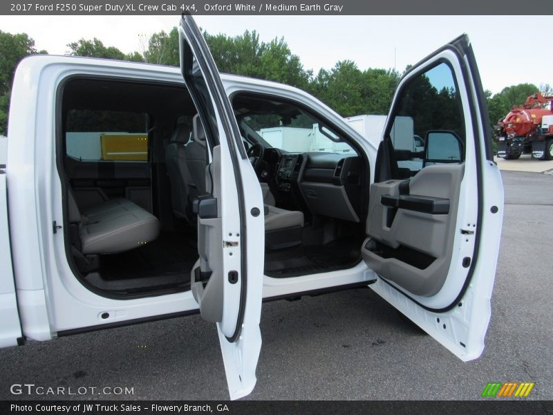 Oxford White / Medium Earth Gray 2017 Ford F250 Super Duty XL Crew Cab 4x4