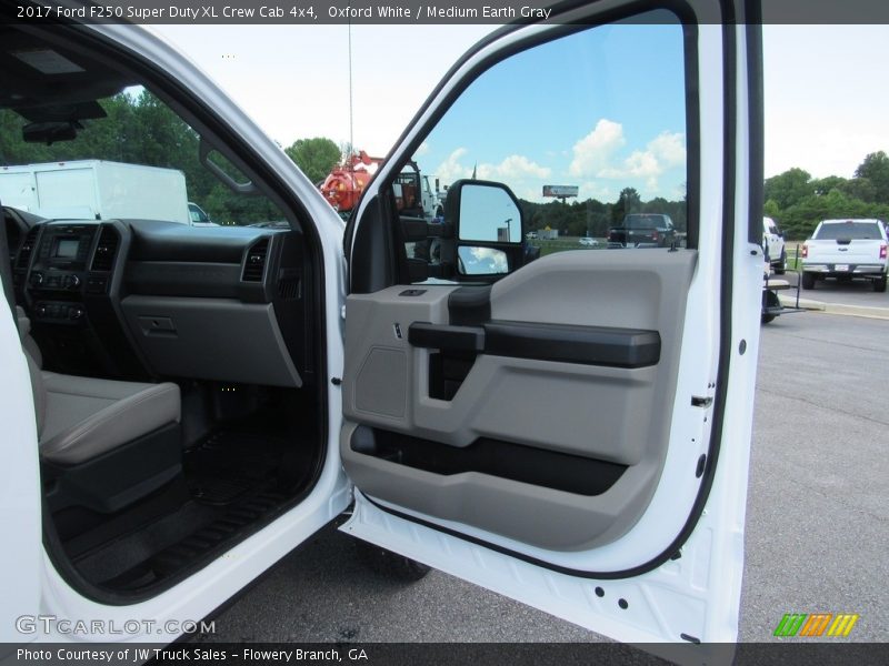 Oxford White / Medium Earth Gray 2017 Ford F250 Super Duty XL Crew Cab 4x4