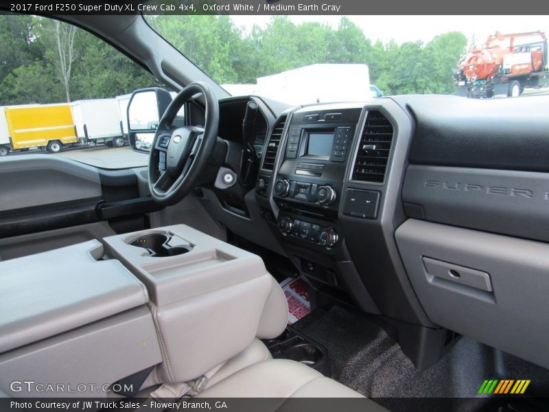 Oxford White / Medium Earth Gray 2017 Ford F250 Super Duty XL Crew Cab 4x4