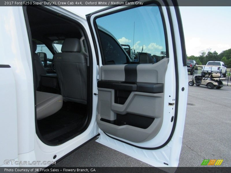 Oxford White / Medium Earth Gray 2017 Ford F250 Super Duty XL Crew Cab 4x4