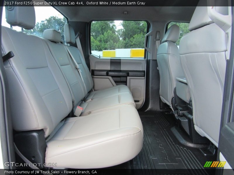 Oxford White / Medium Earth Gray 2017 Ford F250 Super Duty XL Crew Cab 4x4