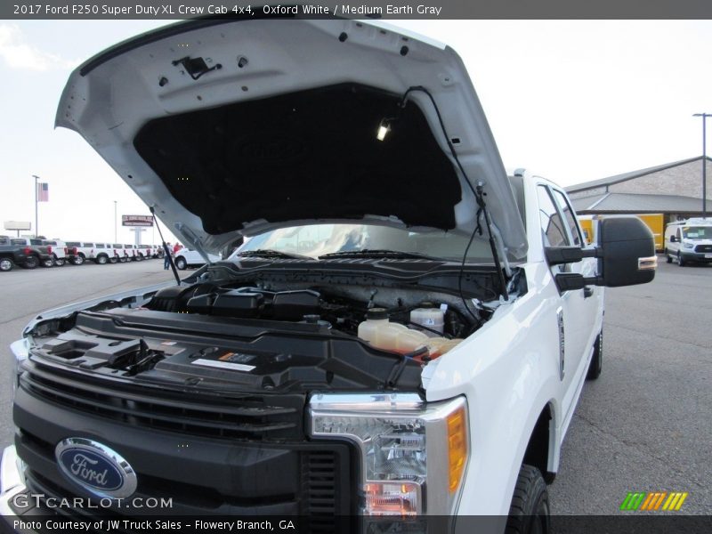 Oxford White / Medium Earth Gray 2017 Ford F250 Super Duty XL Crew Cab 4x4
