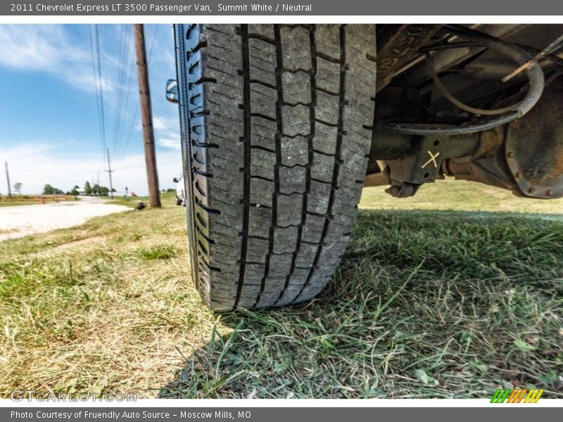 Summit White / Neutral 2011 Chevrolet Express LT 3500 Passenger Van
