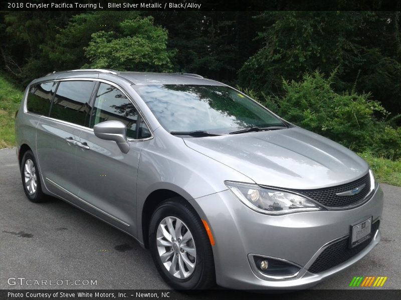Front 3/4 View of 2018 Pacifica Touring L