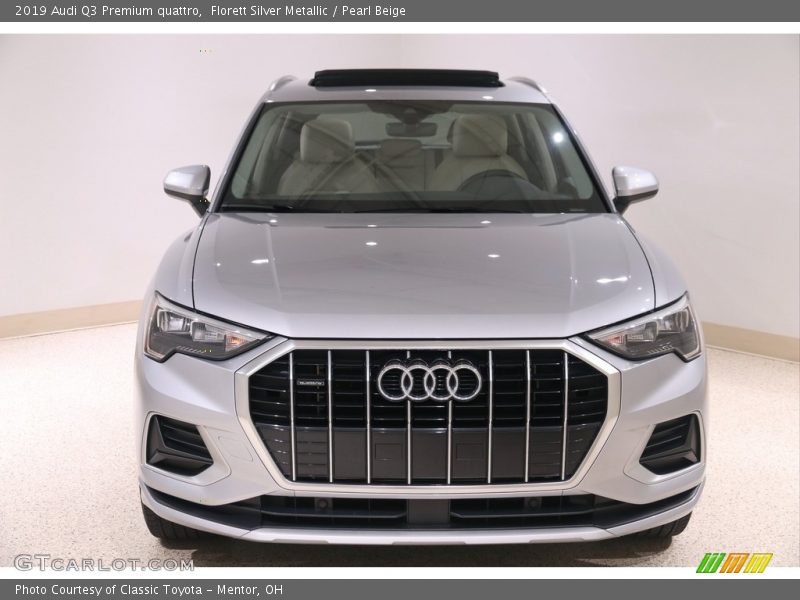 Florett Silver Metallic / Pearl Beige 2019 Audi Q3 Premium quattro