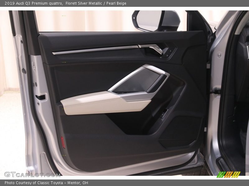 Florett Silver Metallic / Pearl Beige 2019 Audi Q3 Premium quattro