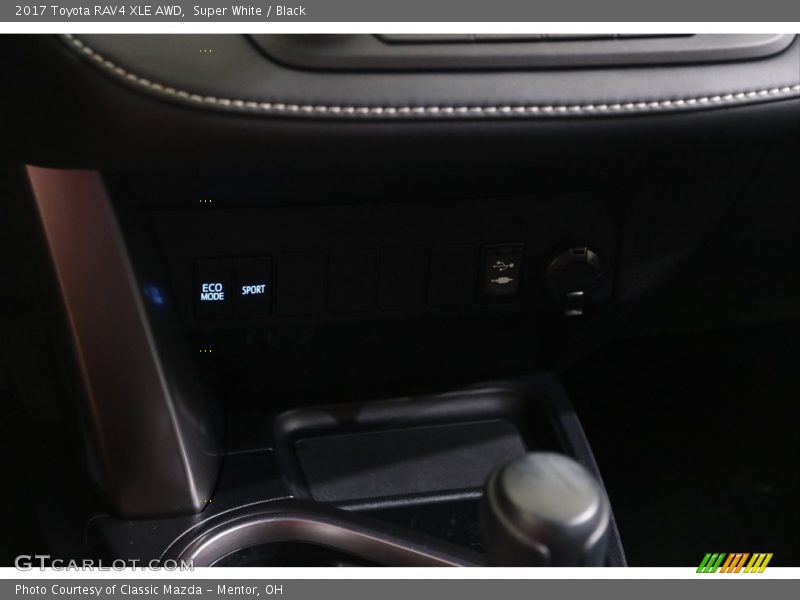 Super White / Black 2017 Toyota RAV4 XLE AWD