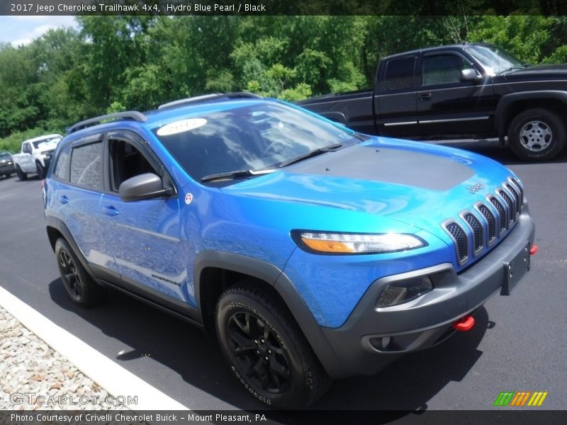 Front 3/4 View of 2017 Cherokee Trailhawk 4x4