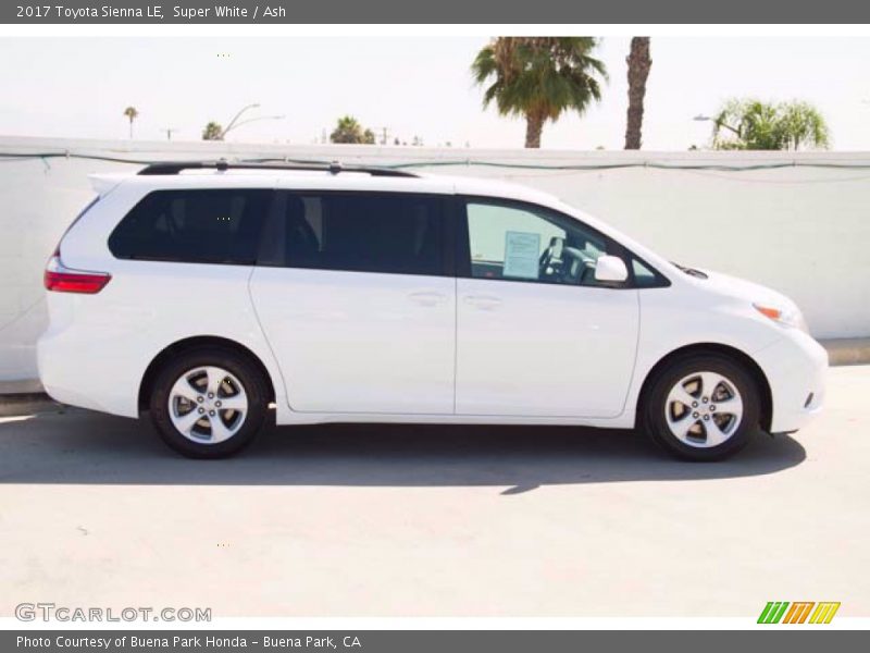 Super White / Ash 2017 Toyota Sienna LE