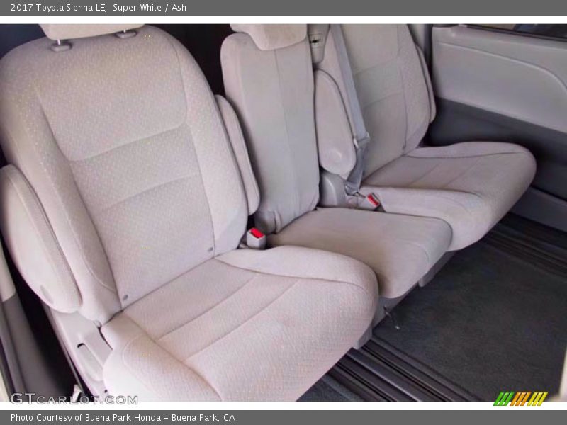 Super White / Ash 2017 Toyota Sienna LE