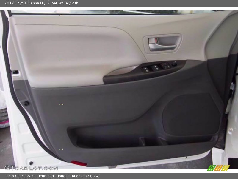 Super White / Ash 2017 Toyota Sienna LE