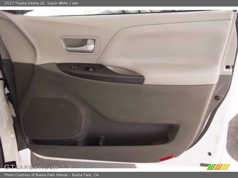 Super White / Ash 2017 Toyota Sienna LE