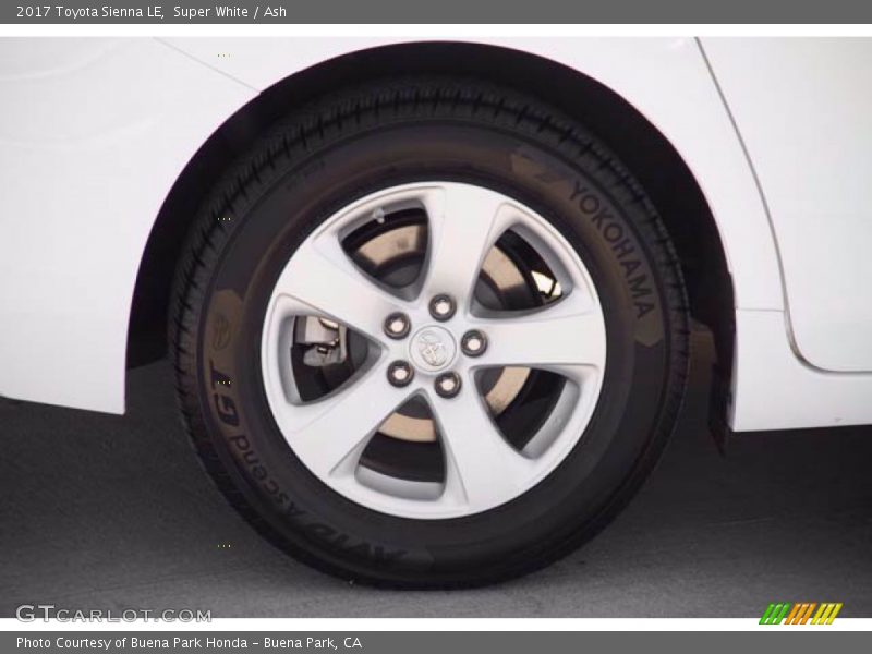 Super White / Ash 2017 Toyota Sienna LE