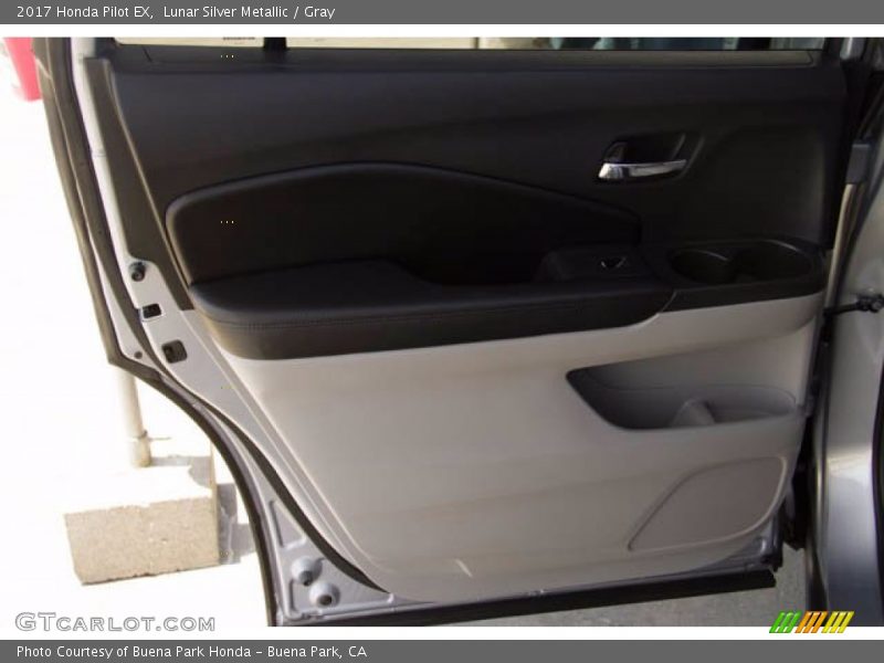 Lunar Silver Metallic / Gray 2017 Honda Pilot EX