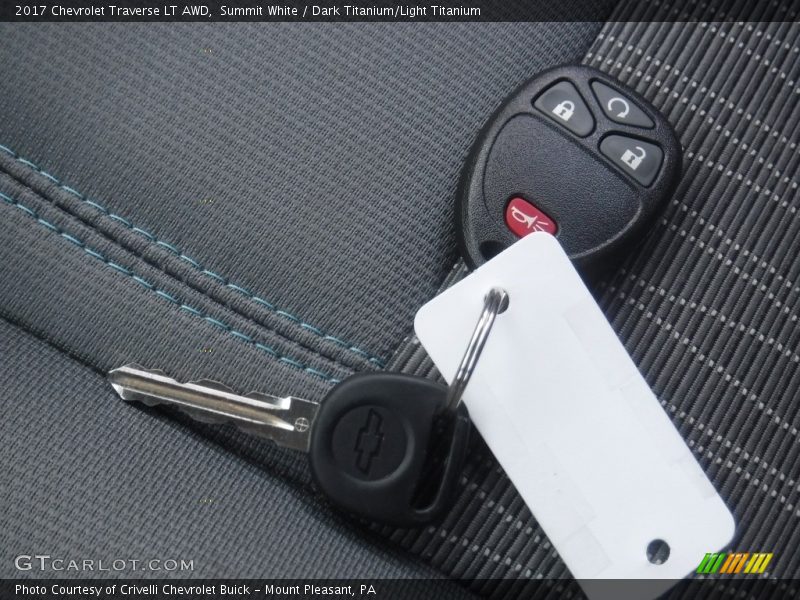 Summit White / Dark Titanium/Light Titanium 2017 Chevrolet Traverse LT AWD