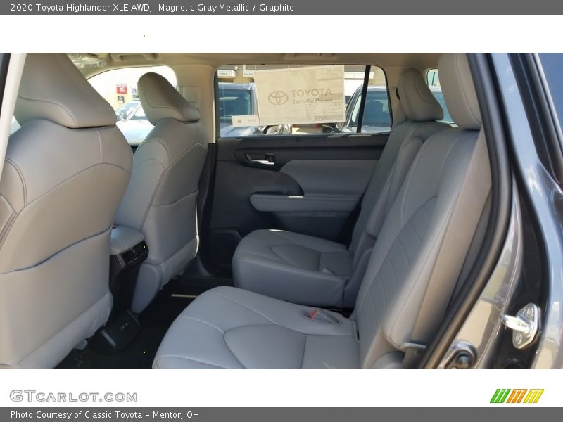 Magnetic Gray Metallic / Graphite 2020 Toyota Highlander XLE AWD