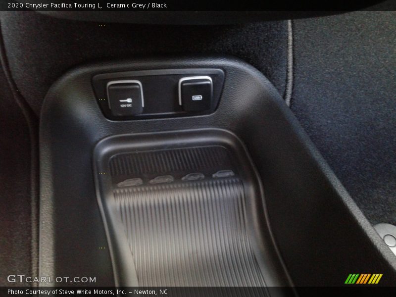 Ceramic Grey / Black 2020 Chrysler Pacifica Touring L