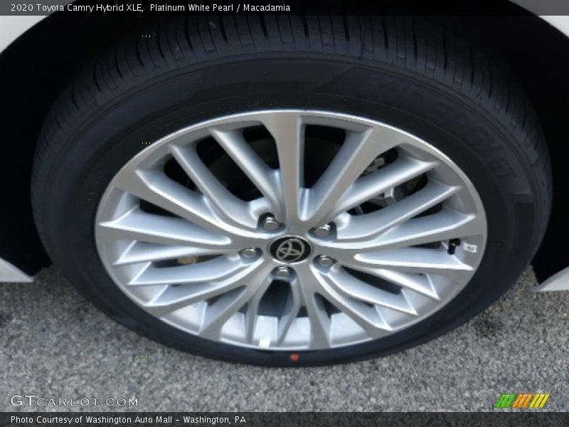 Platinum White Pearl / Macadamia 2020 Toyota Camry Hybrid XLE