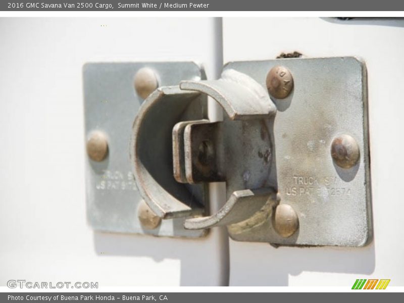 Summit White / Medium Pewter 2016 GMC Savana Van 2500 Cargo