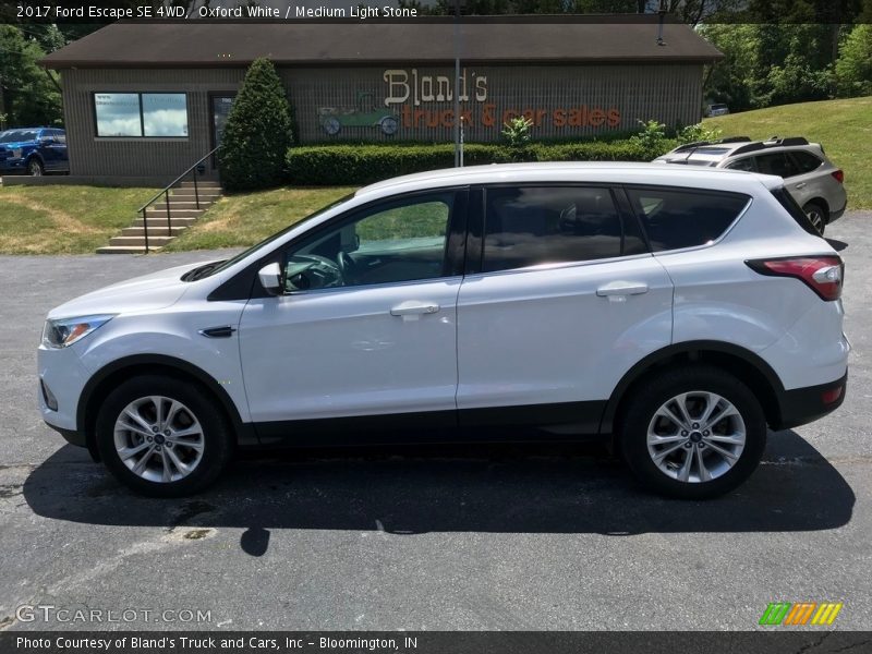Oxford White / Medium Light Stone 2017 Ford Escape SE 4WD