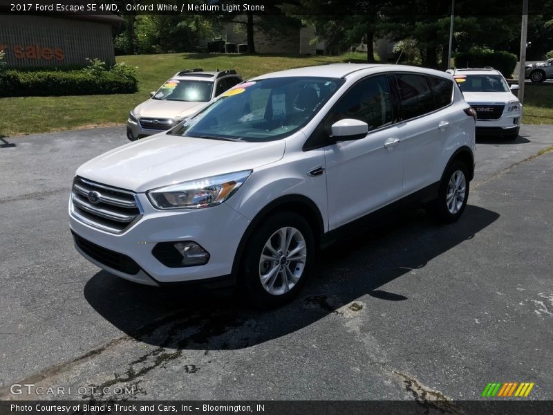 Oxford White / Medium Light Stone 2017 Ford Escape SE 4WD