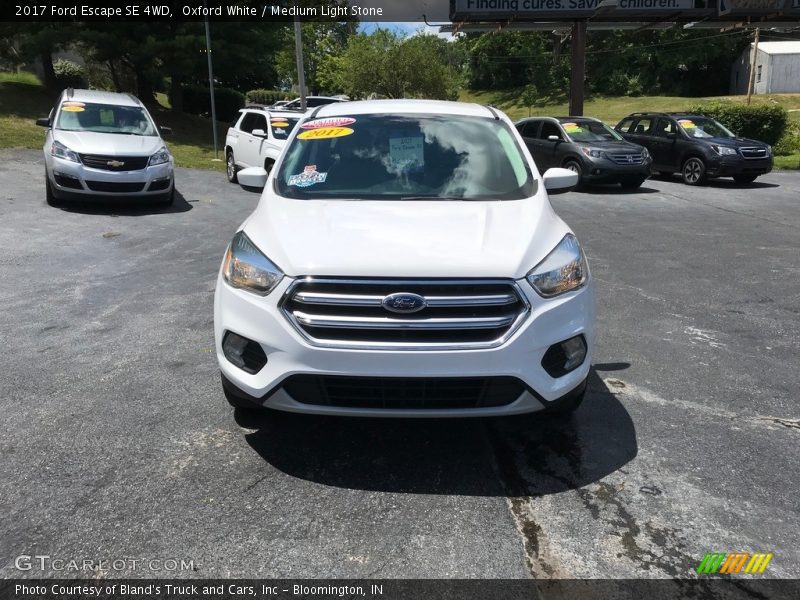 Oxford White / Medium Light Stone 2017 Ford Escape SE 4WD