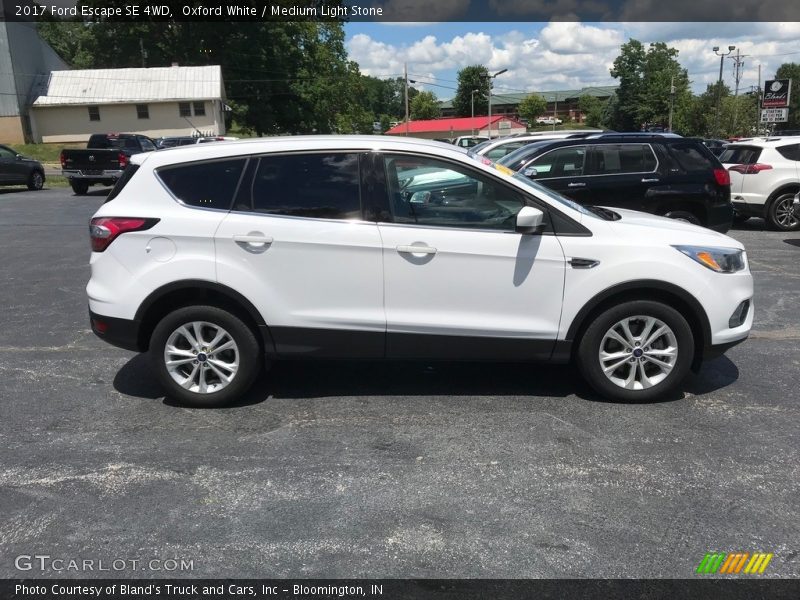 Oxford White / Medium Light Stone 2017 Ford Escape SE 4WD