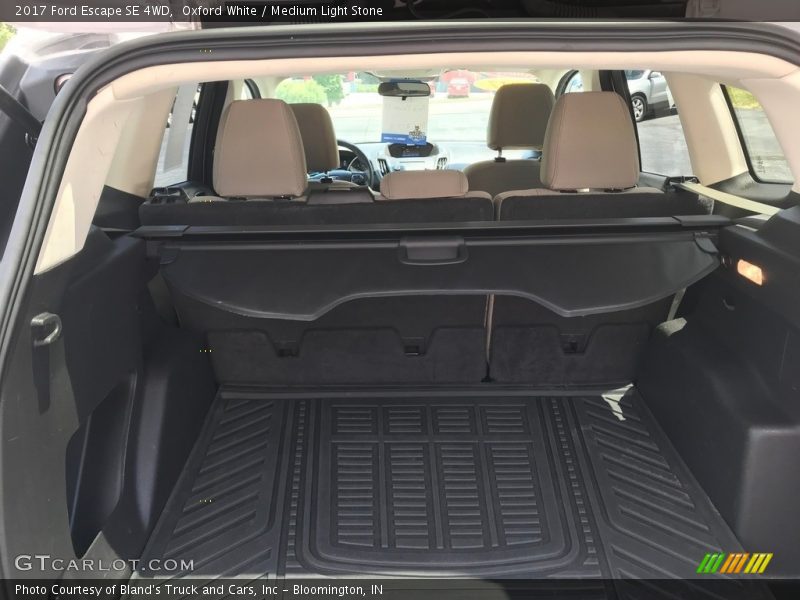 Oxford White / Medium Light Stone 2017 Ford Escape SE 4WD