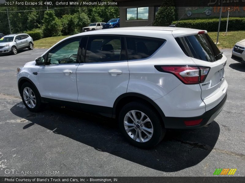 Oxford White / Medium Light Stone 2017 Ford Escape SE 4WD