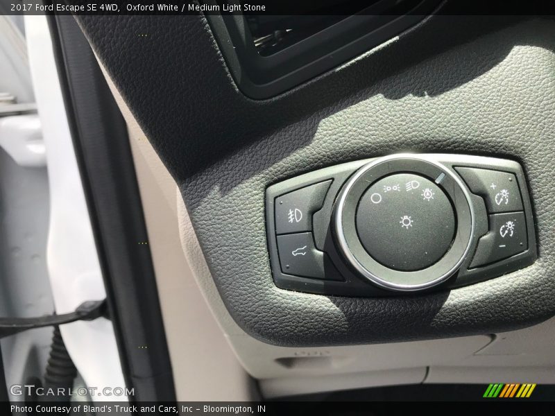 Oxford White / Medium Light Stone 2017 Ford Escape SE 4WD