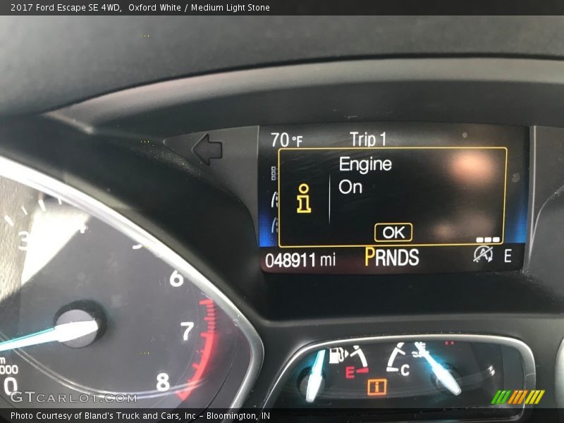 Oxford White / Medium Light Stone 2017 Ford Escape SE 4WD