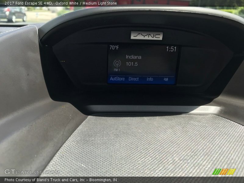 Oxford White / Medium Light Stone 2017 Ford Escape SE 4WD