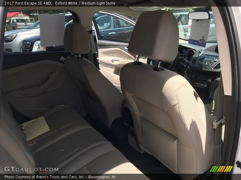 Oxford White / Medium Light Stone 2017 Ford Escape SE 4WD