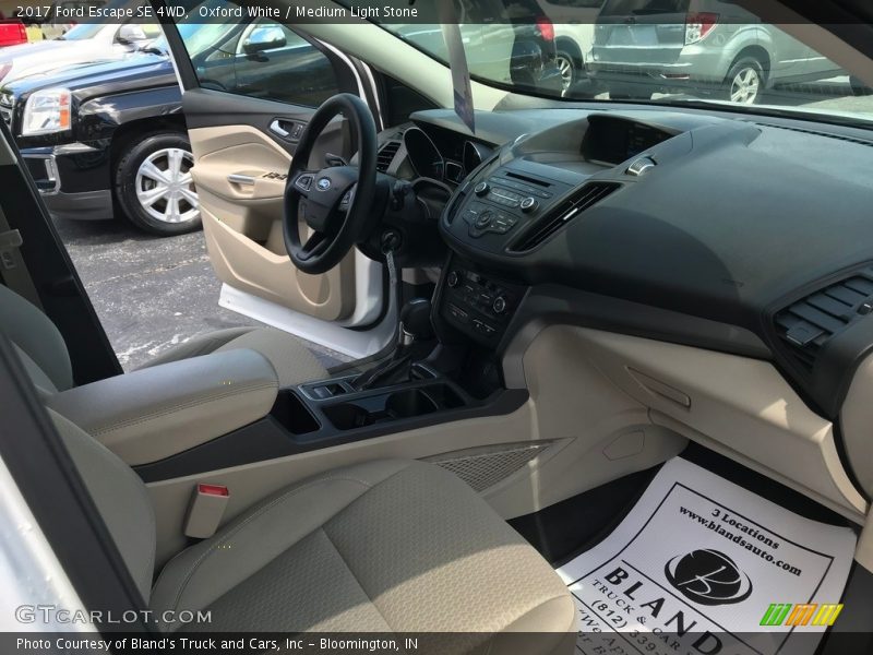 Oxford White / Medium Light Stone 2017 Ford Escape SE 4WD