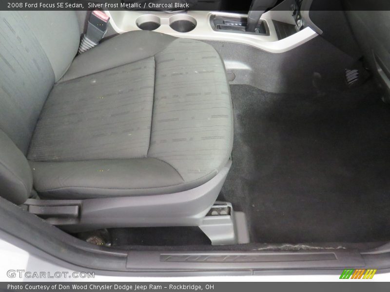 Silver Frost Metallic / Charcoal Black 2008 Ford Focus SE Sedan