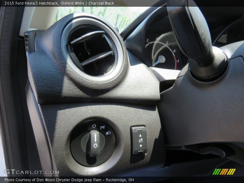 Oxford White / Charcoal Black 2015 Ford Fiesta S Hatchback