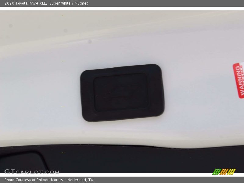 Super White / Nutmeg 2020 Toyota RAV4 XLE