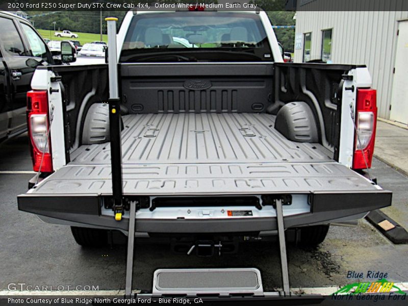 Oxford White / Medium Earth Gray 2020 Ford F250 Super Duty STX Crew Cab 4x4