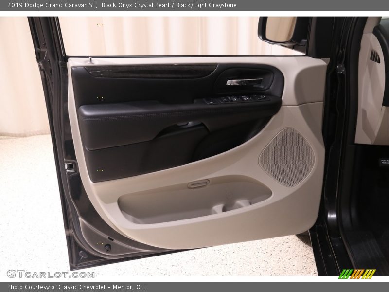 Black Onyx Crystal Pearl / Black/Light Graystone 2019 Dodge Grand Caravan SE
