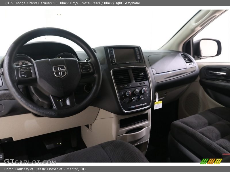 Black Onyx Crystal Pearl / Black/Light Graystone 2019 Dodge Grand Caravan SE