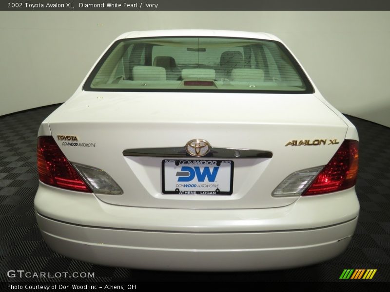 Diamond White Pearl / Ivory 2002 Toyota Avalon XL