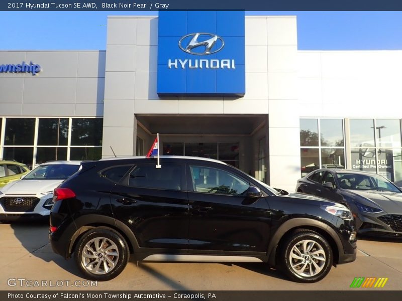 Black Noir Pearl / Gray 2017 Hyundai Tucson SE AWD