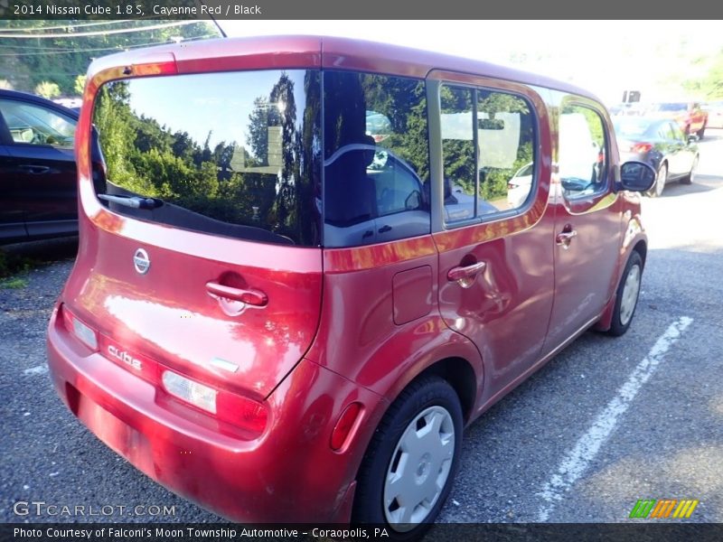Cayenne Red / Black 2014 Nissan Cube 1.8 S