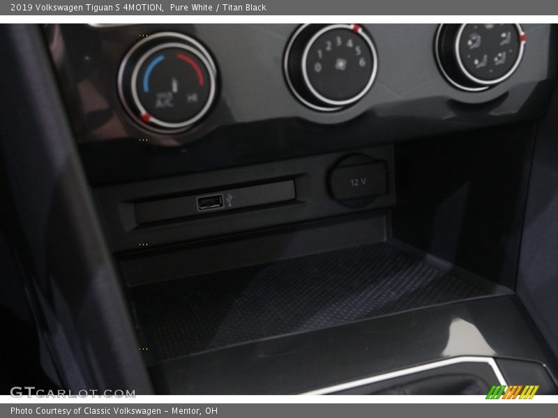 Pure White / Titan Black 2019 Volkswagen Tiguan S 4MOTION